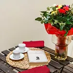 Ad Borgo Santi Apostoli, *
