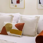 Ad Borgo Santi Apostoli, *