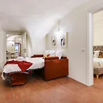 Ad Borgo Santi Apostoli, Apartman