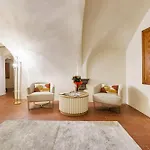 Ad Borgo Santi Apostoli, *