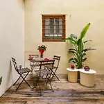 Ad Borgo Santi Apostoli, * Firenze
