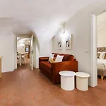 Ad Borgo Santi Apostoli, Apartman
