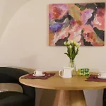 Ad Borgo Santi Apostoli, *