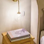 Ad Borgo Santi Apostoli,