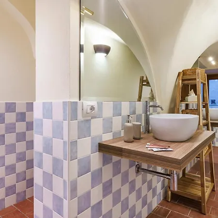 Ad Borgo Santi Apostoli,