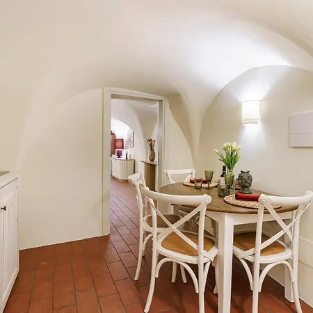 Ad Borgo Santi Apostoli,