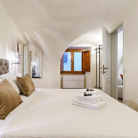 Ad Borgo Santi Apostoli,