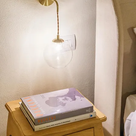 Ad Borgo Santi Apostoli,